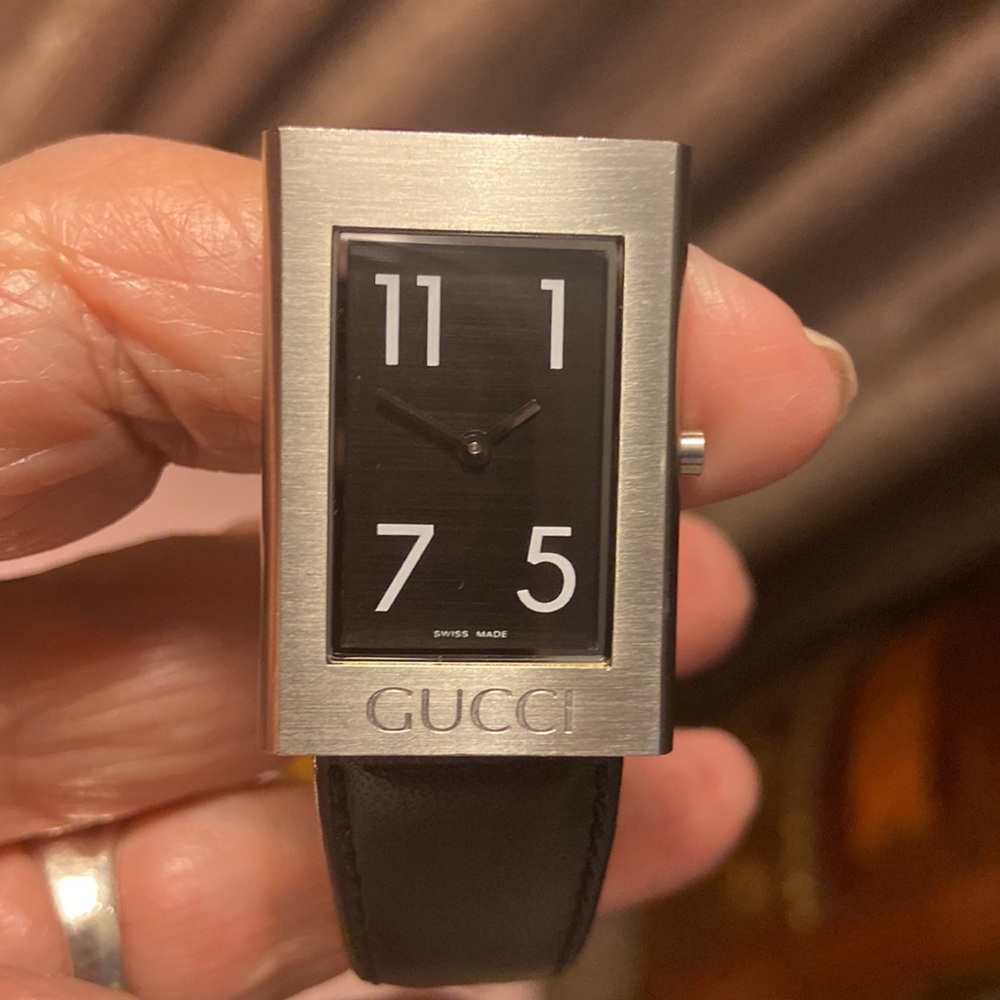 Gucci Leather Watch - Picture 7 of 7